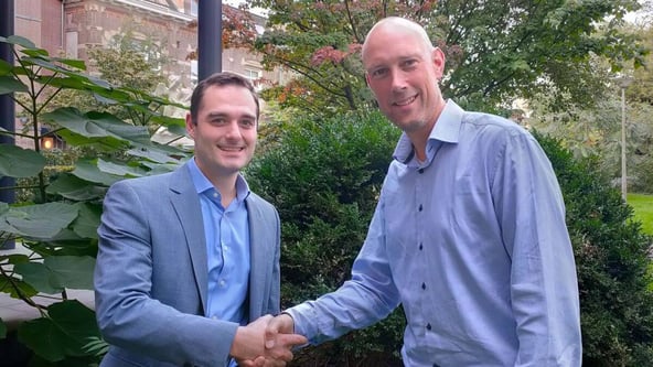 Thynk's COO shaking hand with Please ask m's founder